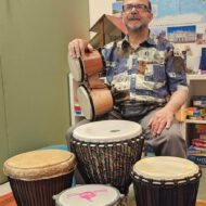 Mahmoud Fayoumi mit Trommeln