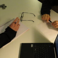 Zwei Menschen im Beratungsgespräch